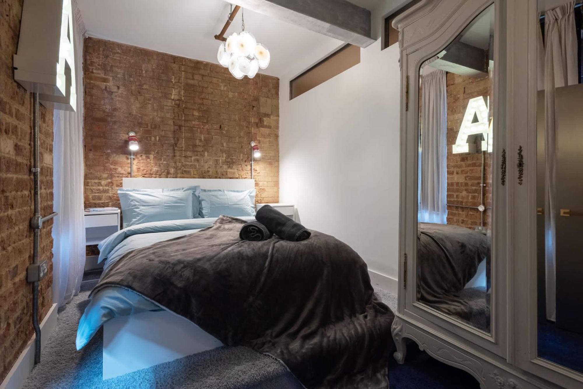Amazingly Luxurious Loft Apartment, Soho - 3 Bedrooms, 2 Bath & Office Лондон Екстериор снимка