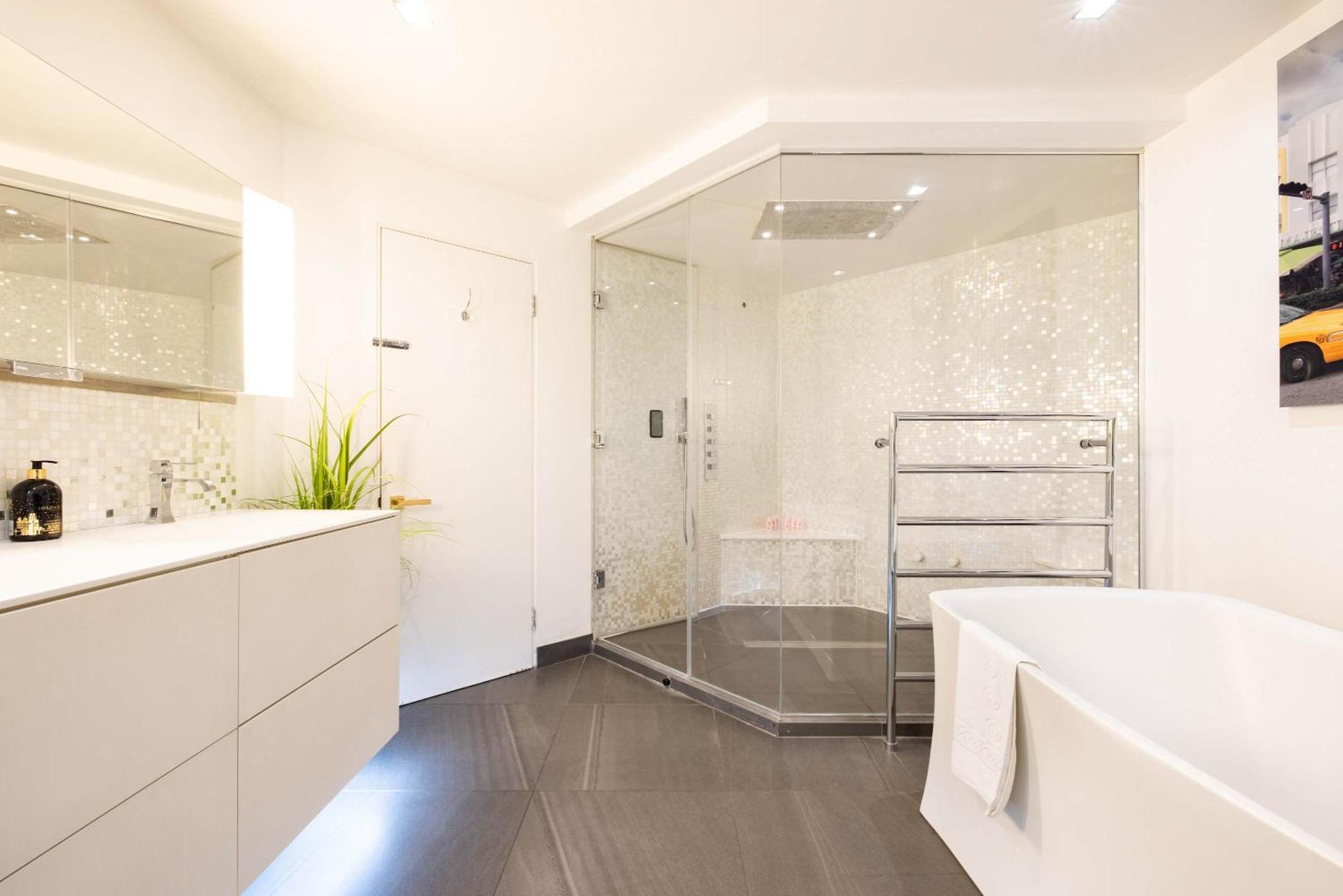Amazingly Luxurious Loft Apartment, Soho - 3 Bedrooms, 2 Bath & Office Лондон Екстериор снимка