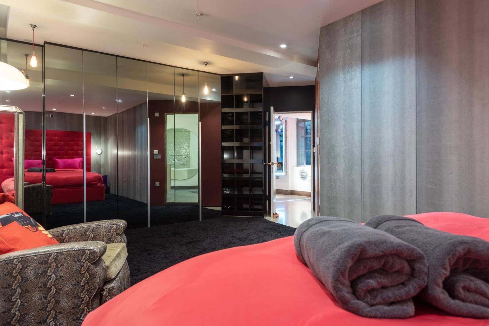 Amazingly Luxurious Loft Apartment, Soho - 3 Bedrooms, 2 Bath & Office Лондон Екстериор снимка